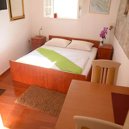 Apartment Kleine In Mit Privatem Balkon