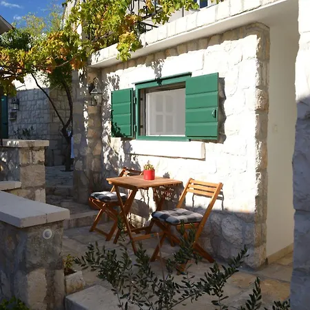 Kleine In Mit Privatem Balkon Omis
