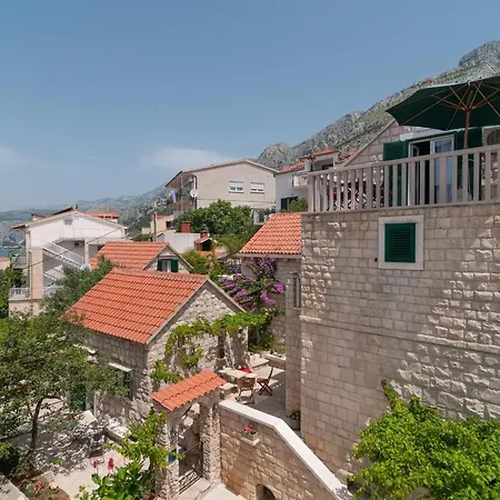 Apartment Kleine In Mit Privatem Balkon